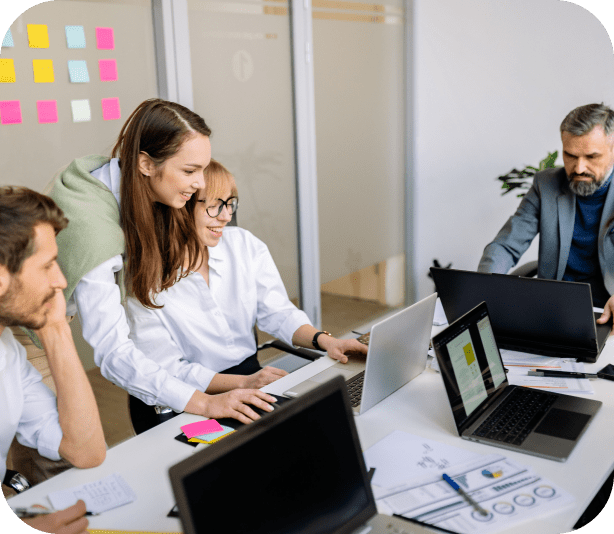 Personnes qui travaillent sur un projet