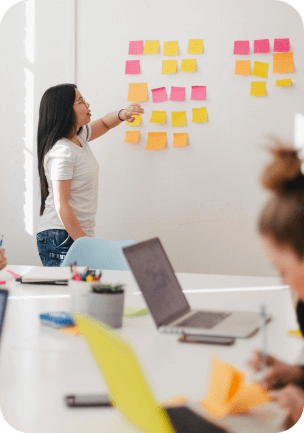 Personne expliquant un projet