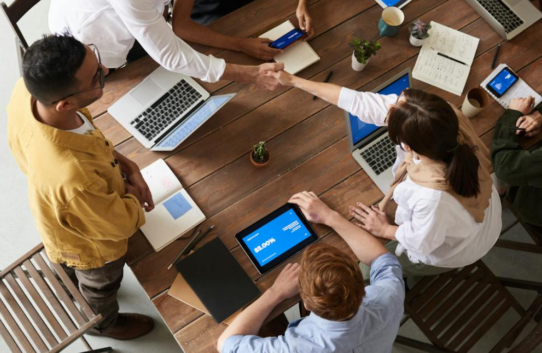 Photo équipe qui travaille sur une grande table
